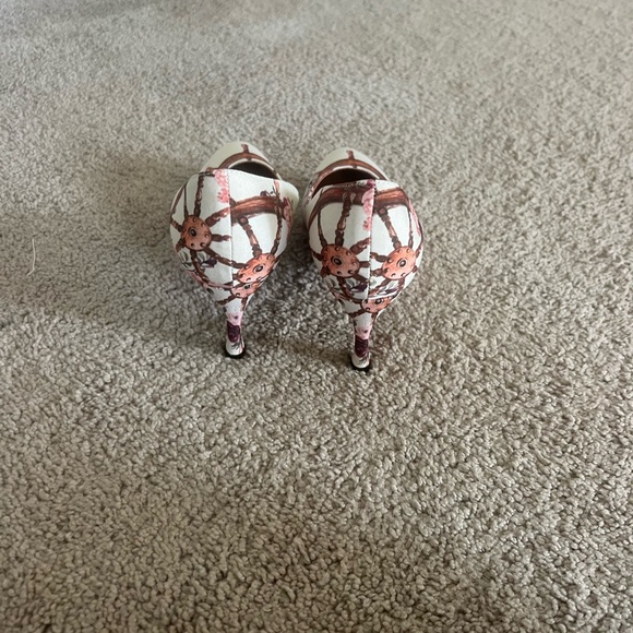 Woman’s shoes worn once size 8 - Picture 2 of 2